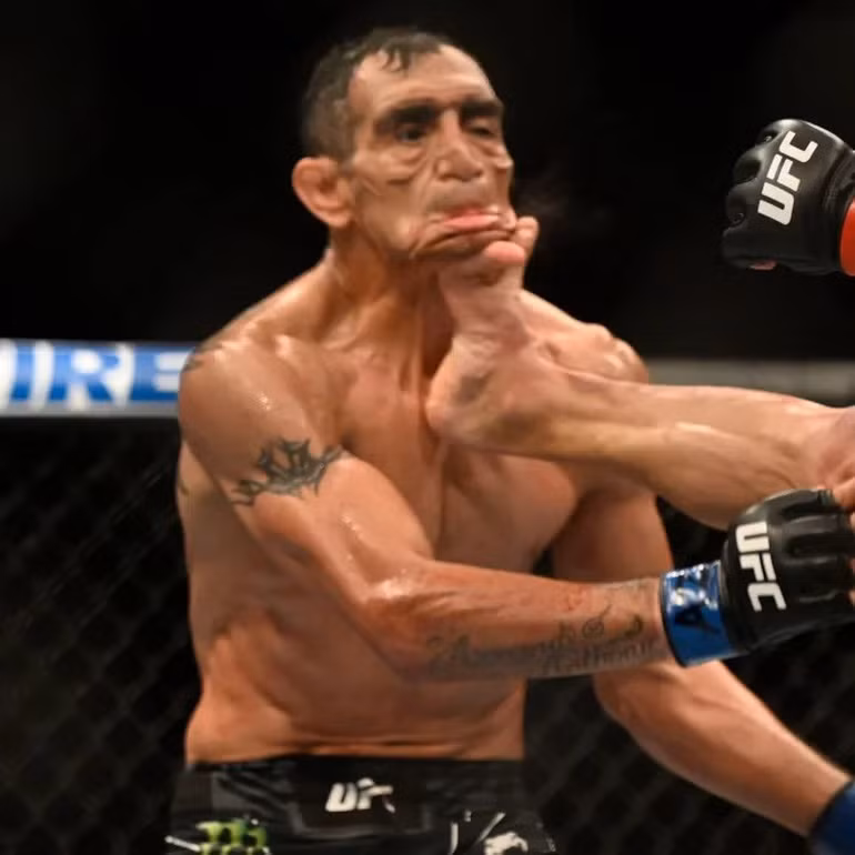 Khuôn mặt võ sĩ Tony Ferguson biến dạng khi nhận cú đá trời giáng từ đối thủ.