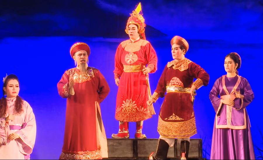 Kịch bản 'Phượng Hoàng Trung Đô' của tác giả Lê Công Phượng được Nhà hát Nghệ thuật truyền thống tỉnh Khánh Hòa dàn dựng và giành Huy chương Đồng tại Liên hoan sân khấu Tuồng và Dân ca kịch chuyên nghiệp toàn quốc năm 2022. Ảnh: NVCC.