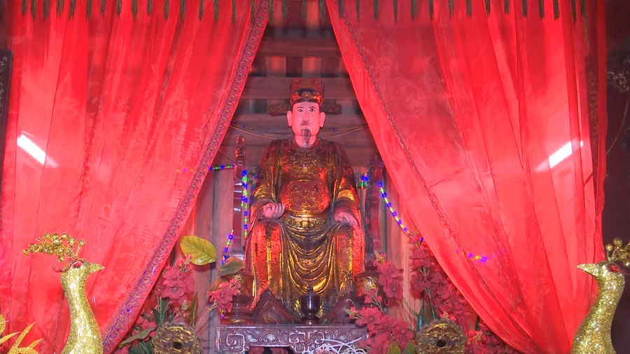 Tượng thờ Hoàng giáp Quách Hữu Nghiêm tại đền Côn Giang xã Sơn Hà (Thái Thụy - Thái Bình).