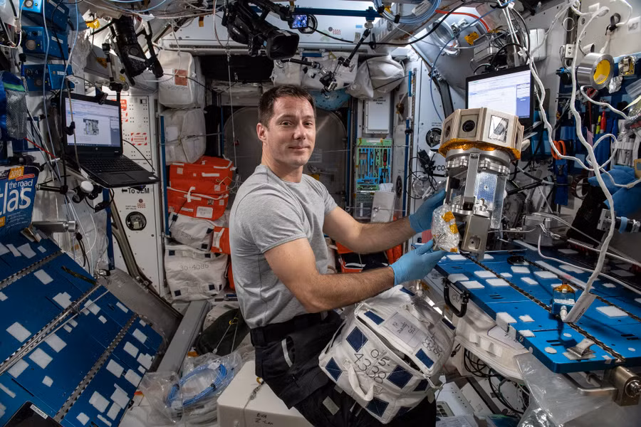 Một phi hành gia NASA làm thí nghiệm khoa học trên tàu vũ trụ.