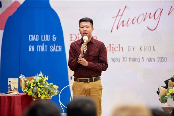 Tác giả Dy Khoa trong lần ra mắt sách. Ảnh: TG