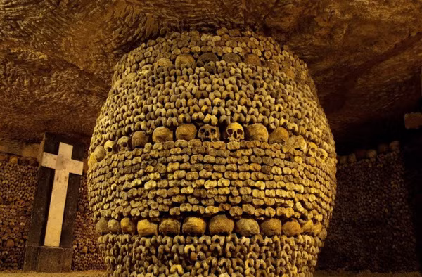 Cột tròn trang trí bằng xương người.