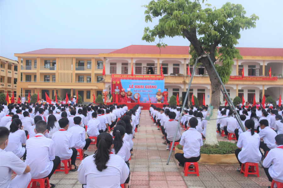 Học sinh ở các Trường THCS cũng đến trường từ rất sớm, xếp hàng ngay ngắn đón buổi lễ quan trọng đầu năm học.