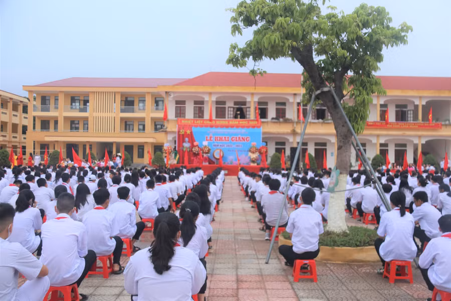 Học sinh ở các Trường THCS cũng đến trường từ rất sớm, xếp hàng ngay ngắn đón buổi lễ quan trọng đầu năm học.