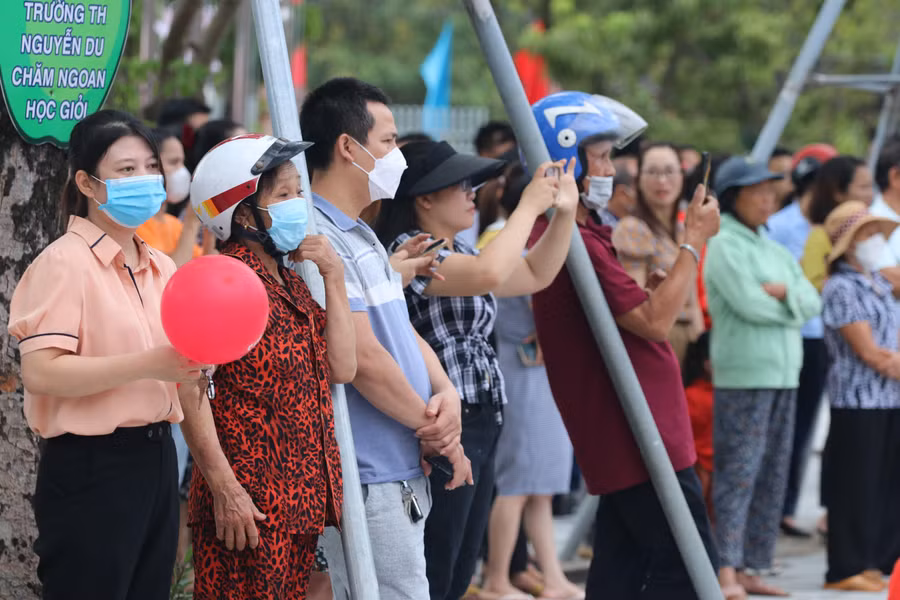 Rất đông phụ huynh hồi hộp chờ đợi để được đón buổi lễ đặc biệt cùng các cháu nhỏ.