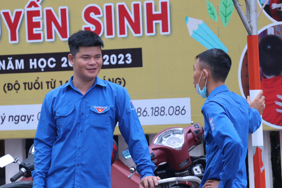 Tại nhiều trường học còn có các đoàn viên thanh niên tình nguyện sẵn sàng giúp đỡ phụ huynh, học sinh trong ngày toàn dân đưa trẻ tới trường.