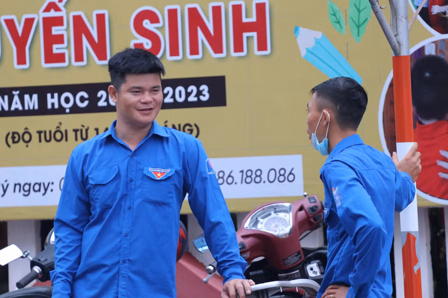 Tại nhiều trường học còn có các đoàn viên thanh niên tình nguyện sẵn sàng giúp đỡ phụ huynh, học sinh trong ngày toàn dân đưa trẻ tới trường.