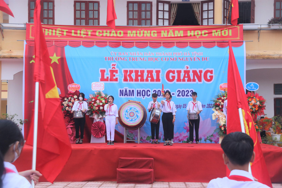 Lễ chào cờ tại Trường THCS Nguyễn Du (TP Hà Tĩnh).