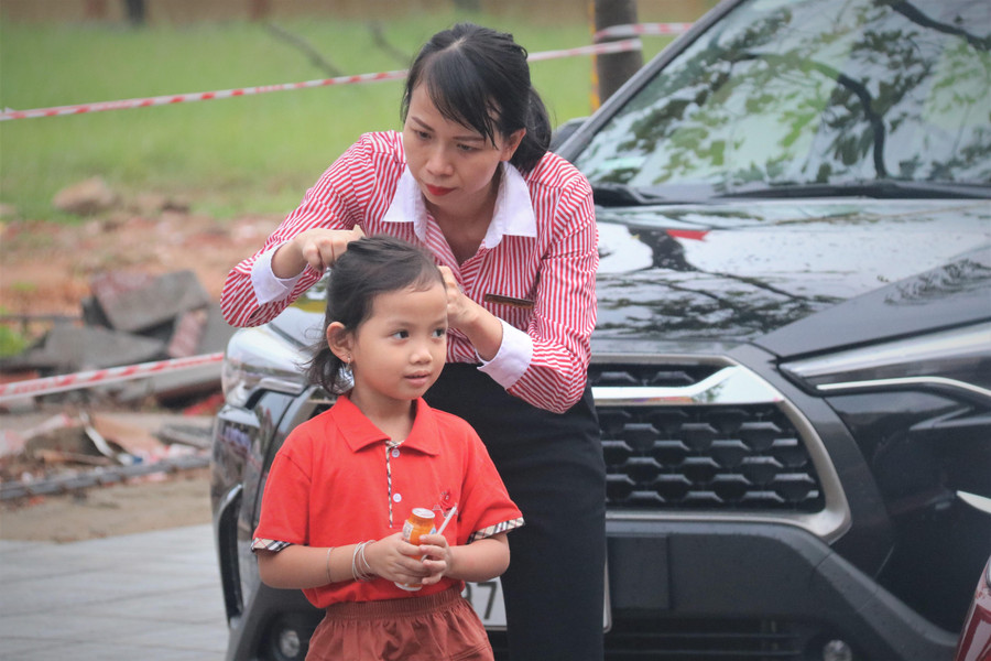 Phụ huynh chỉnh trang lại cho con trước khi dẫn vào trường.