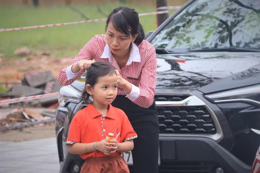 Phụ huynh chỉnh trang lại cho con trước khi dẫn vào trường.