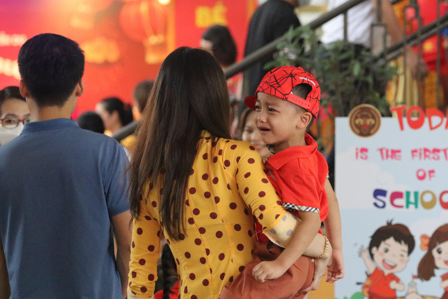 Ngày đầu tới trường mặc dù được bố mẹ và cô giáo dỗ dành nhưng nhiều cháu bé vẫn bật khóc.