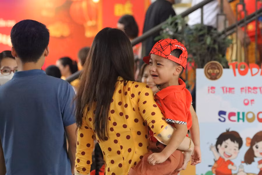 Ngày đầu tới trường mặc dù được bố mẹ và cô giáo dỗ dành nhưng nhiều cháu bé vẫn bật khóc.