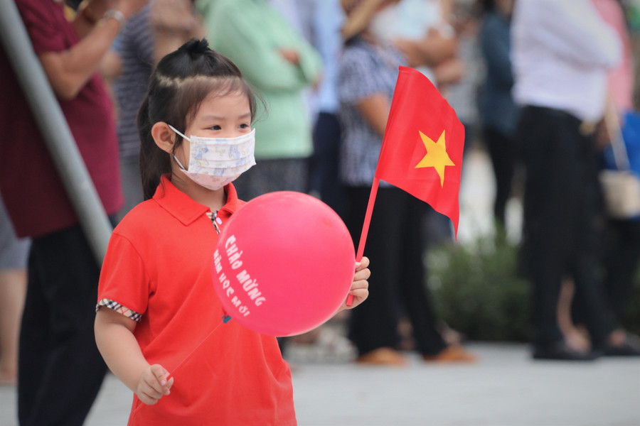 Cháu Lê Phương Anh - Trường Mầm non tư thục Nguyễn Du háo hức chuẩn bị bước vào Lễ khai giảng.