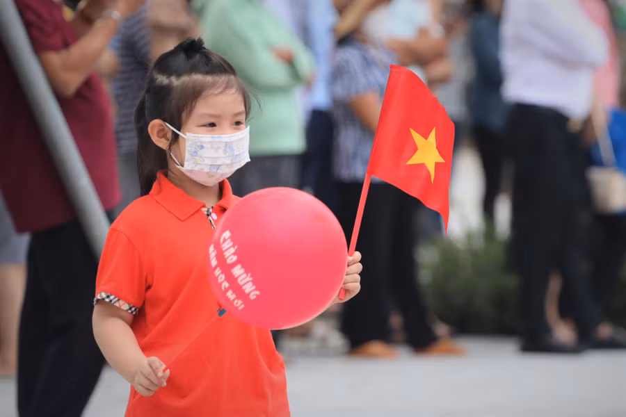 Cháu Lê Phương Anh - Trường Mầm non tư thục Nguyễn Du háo hức chuẩn bị bước vào Lễ khai giảng.