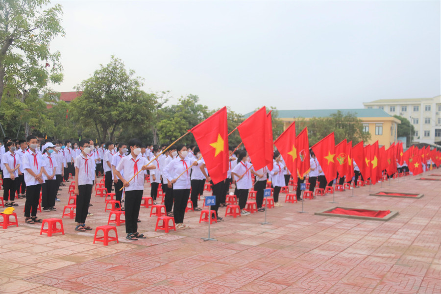 Học sinh nghiêm trang trong lễ chào cờ tại Trường THCS Nguyễn Du (TP Hà Tĩnh).