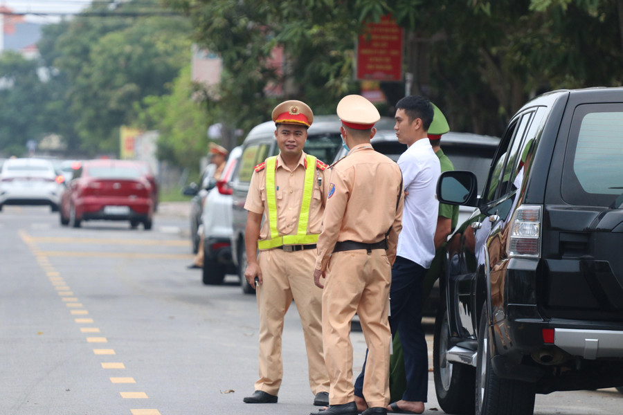 Lực lượng an ninh cũng đảm bảo cho giao thông trật tự để các điểm trường diễn ra Lễ khai giảng thuận lợi.