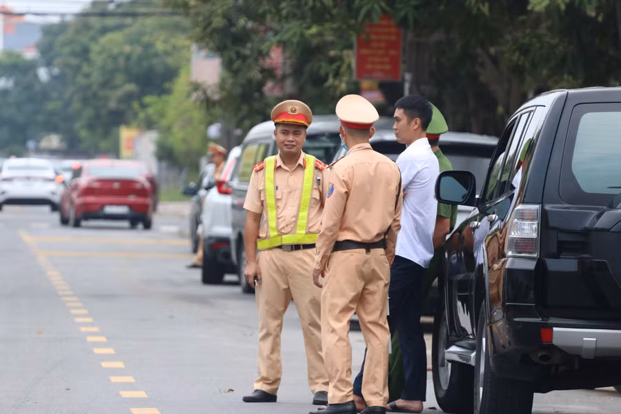 Lực lượng an ninh cũng đảm bảo cho giao thông trật tự để các điểm trường diễn ra Lễ khai giảng thuận lợi.