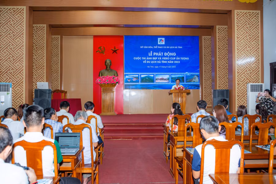 Toàn cảnh Lễ phát động cuộc thi ảnh đẹp và video ấn tượng về du lịch Hà Tĩnh. (Ảnh: Vũ Long).