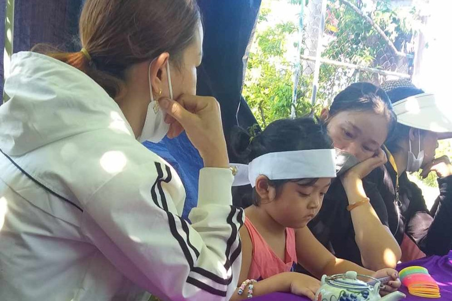 Nữ giáo viên qua đời để lại nỗi mất mát lớn cho người thân. Nữ giáo viên qua đời để lại nỗi mất mát lớn cho người thân.