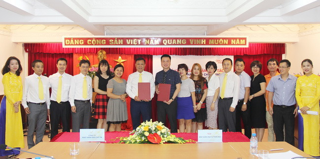 Ông Triệu Ngọc Lâm và ông Nguyễn Thanh Hải cùng cán bộ hai cơ quan tại lễ kí kết thỏa thuận hợp tác