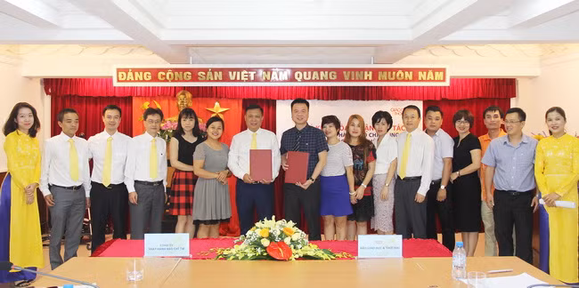 Ông Triệu Ngọc Lâm và ông Nguyễn Thanh Hải cùng cán bộ hai cơ quan tại lễ kí kết thỏa thuận hợp tác Ông Triệu Ngọc Lâm và ông Nguyễn Thanh Hải cùng cán bộ hai cơ quan tại lễ kí kết thỏa thuận hợp tác