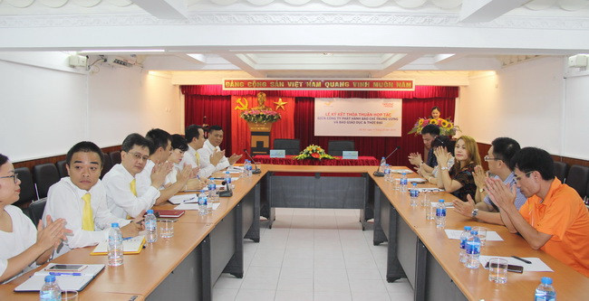 Lễ kí kết thỏa thuận hợp tác giữa Báo Giáo dục và Thời đại với Công ty phát hành Báo chí Trung ương.