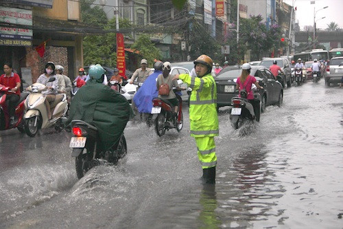 CSGT Hà Nội huy động 100% quân số chống úng ngập ảnh 2 CSGT Hà Nội huy động 100% quân số chống úng ngập ảnh 2