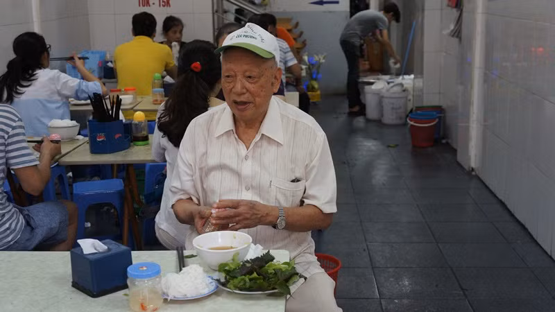 Cụ Ngô Xuân Phong (87 tuổi ở phường Trung Hòa, quận Cầu Giấy, Hà Nội). Ảnh: Nguyên Vũ.