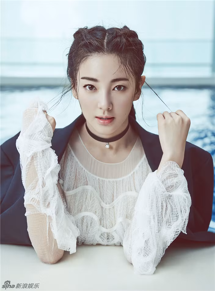 Trương Vũ Kỳ mới đây trở thành gương mặt trang bìa án phẩm Self. Cô tinh khiết với chiếc đàm trắng thướt tha tạo dáng dưới nước.