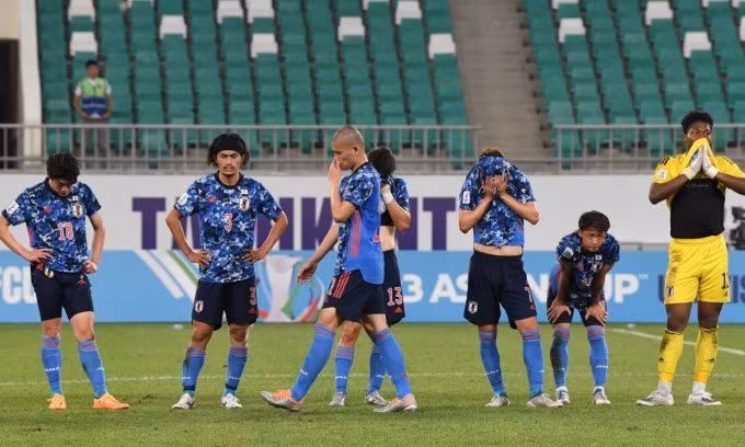 Các cầu thủ Nhật Bản buồn bã sau khi thua Uzbekistan 0-2 ở bán kết.