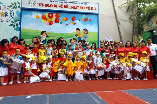 Trao giải cho các đội có màn dân vũ xuất sắc, vui nhộn