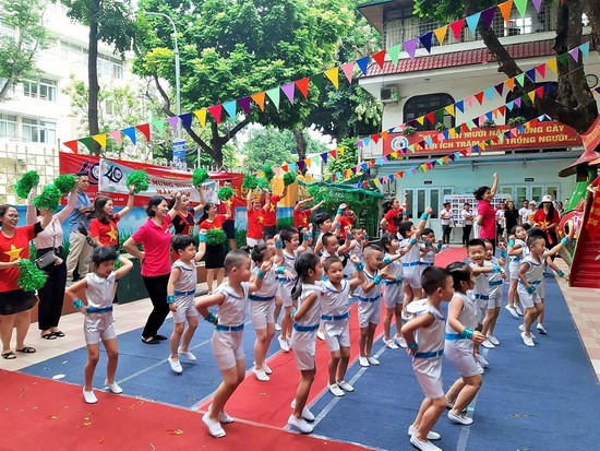 Tiết mục dân vũ sôi động của trẻ với sự tham gia của cả giáo viên, phụ huynh học sinh