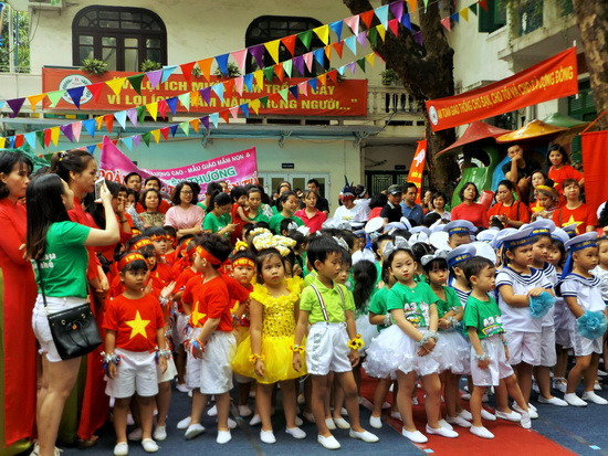 Trong không gian nhỏ hẹp của một cơ sở giáo dục mầm non quận vùng lõi, phụ huynh và trẻ em náo nức tham dự liên hoan