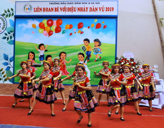 Tiết mục dân vũ sôi động của giáo viên trẻ với trang phục váy áo dân tộc