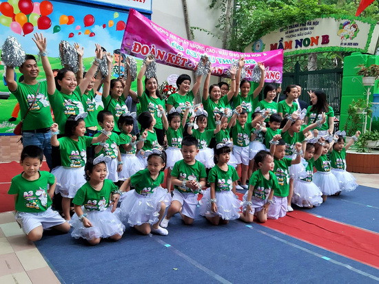 Một đội trẻ 3 tuổi trước khi biểu diễn tại liên hoan