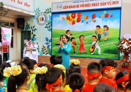 Khích lệ tinh thần trẻ trước khi biểu diễn