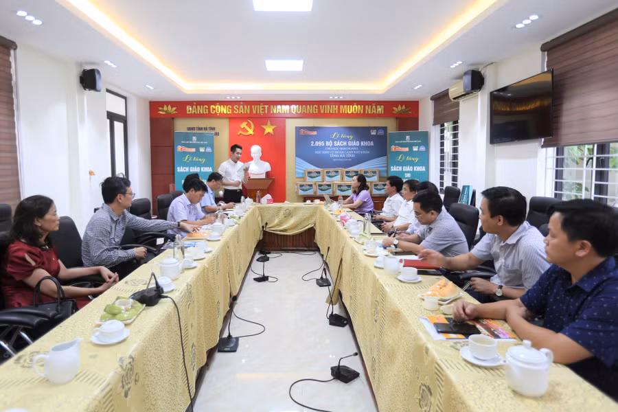 Lễ tặng 2.095 bộ sách giáo khoa cho học sinh khó khăn ở Hà Tĩnh.