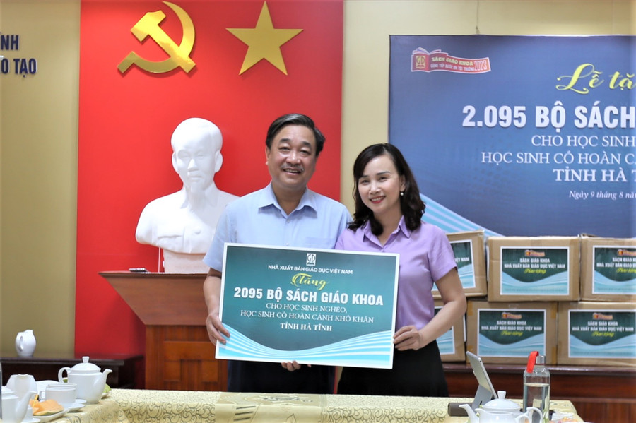 Giám đốc Sở GD&ĐT Hà Tĩnh Đặng Thị Quỳnh Diệp tiếp nhận sự hỗ trợ của NXBGDVN và Công ty CP Đầu tư và phát triển Giáo dục Hà Nội dành cho học sinh có hoàn cảnh khó khăn ở Hà Tĩnh. Giám đốc Sở GD&ĐT Hà Tĩnh Đặng Thị Quỳnh Diệp tiếp nhận sự hỗ trợ của NXBGDVN và Công ty CP Đầu tư và phát triển Giáo dục Hà Nội dành cho học sinh có hoàn cảnh khó khăn ở Hà Tĩnh.