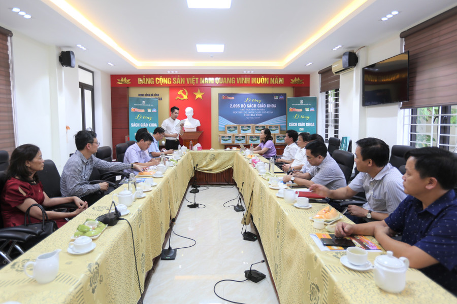 Lễ tặng 2.095 bộ sách giáo khoa cho học sinh khó khăn ở Hà Tĩnh. Lễ tặng 2.095 bộ sách giáo khoa cho học sinh khó khăn ở Hà Tĩnh.