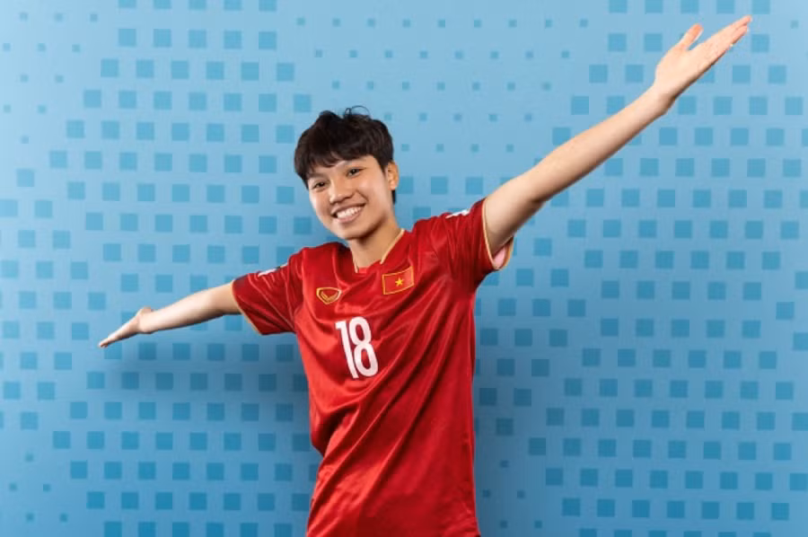 Tiền đạo trẻ Vũ Thị Hoa tạo dáng với sự tự tin cũng môi cười rạng rỡ. Ảnh: VFF.