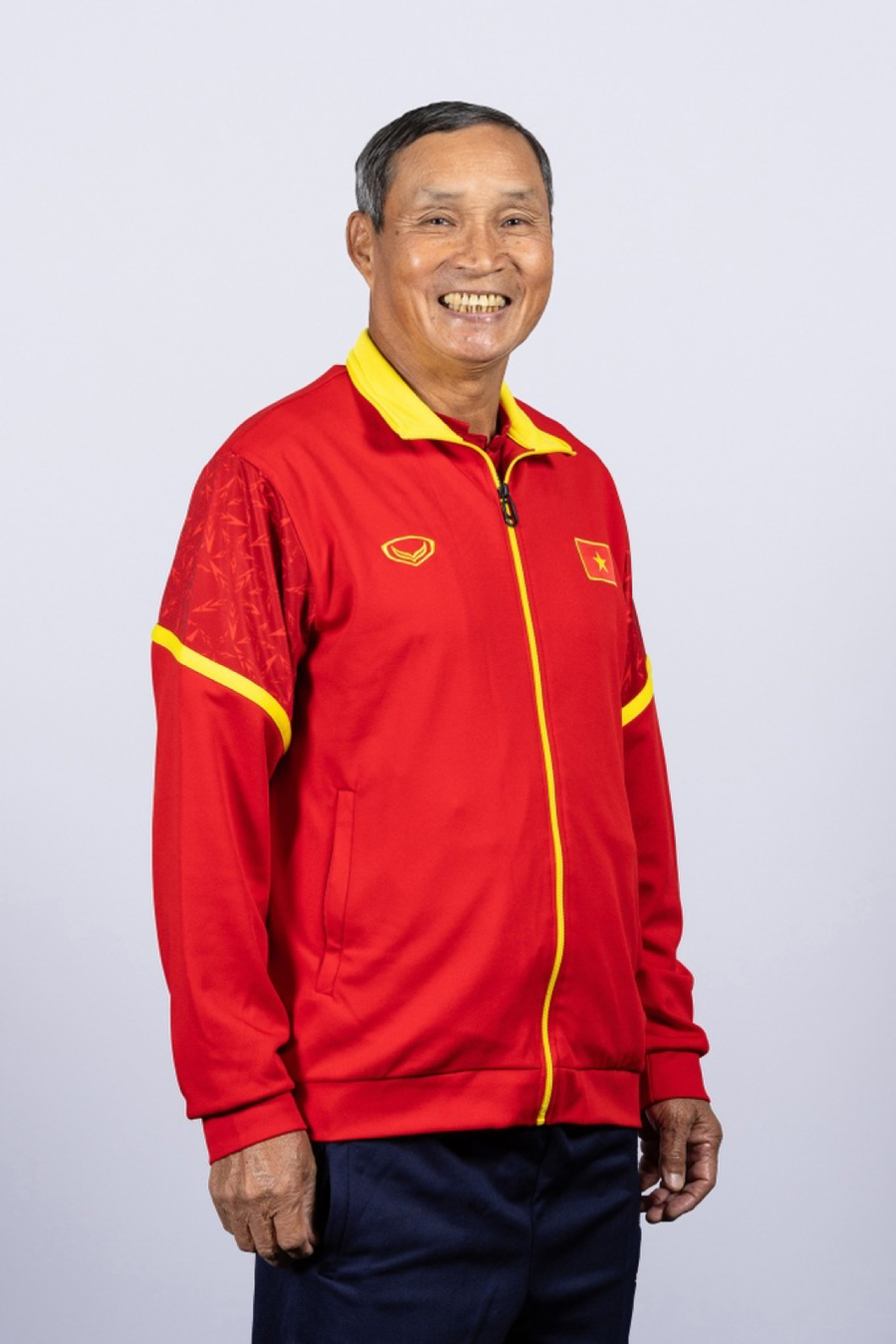 HLV Mai Đức Chung trở thành nhà cầm quân lớn tuổi nhất lịch sử World Cup nam và nữ. HLV Mai Đức Chung trở thành nhà cầm quân lớn tuổi nhất lịch sử World Cup nam và nữ.