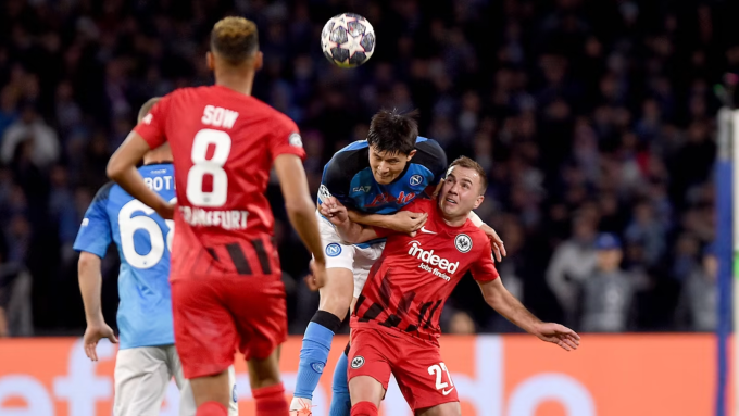 Kim Min-jae đánh đầu phá bóng trước Mario Gotze trong trận Napoli đấu Frankfurt ở vòng bảng Champions League mùa trước. Kim Min-jae đánh đầu phá bóng trước Mario Gotze trong trận Napoli đấu Frankfurt ở vòng bảng Champions League mùa trước.