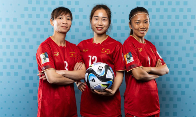 Diễm My (giữa) đang háo hức ra sân gặp tuyển Mỹ tại World Cup 2023. Diễm My (giữa) đang háo hức ra sân gặp tuyển Mỹ tại World Cup 2023.