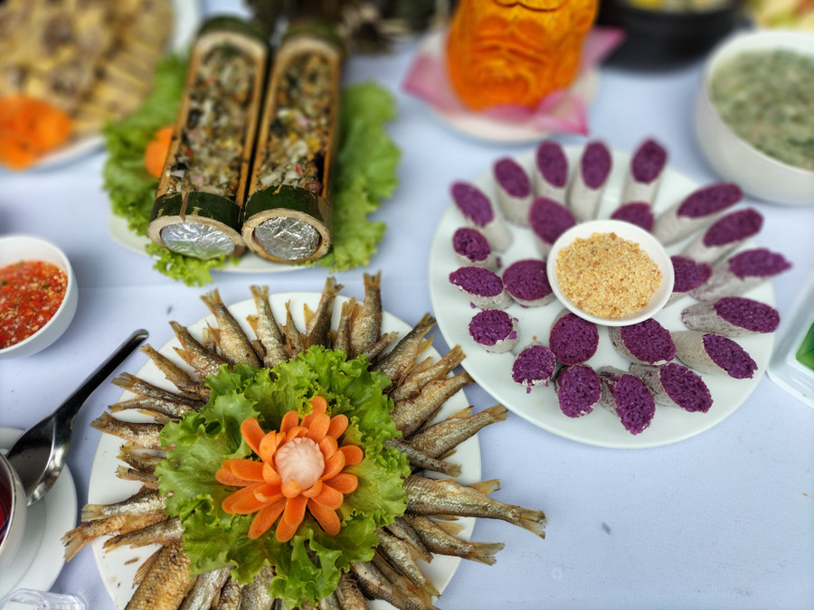 Cá sông và cơm lam tím. Cá sông và cơm lam tím.