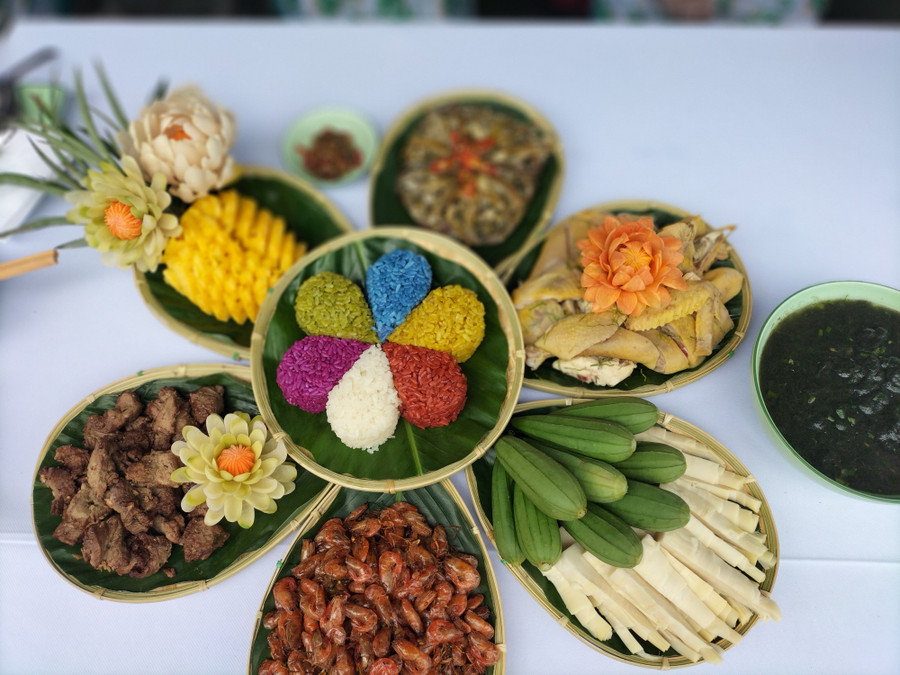 Xôi 6 màu, măng, tôm... được trang trí bắt mắt tại hội thi. Xôi 6 màu, măng, tôm... được trang trí bắt mắt tại hội thi.