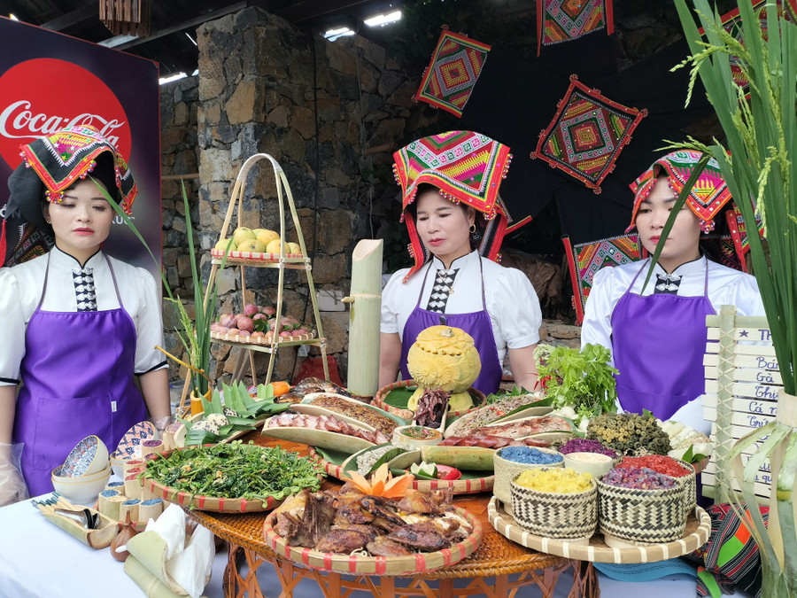 Các món ăn được trưng bày trên các đồ dùng làm từ tre mây đan. Các món ăn được trưng bày trên các đồ dùng làm từ tre mây đan.