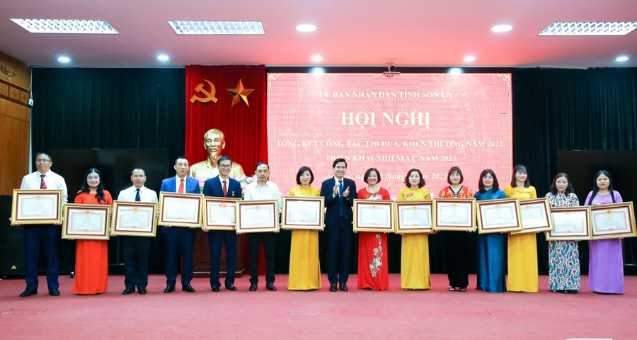 Thầy Cương (người ngoài cùng bên trái) nhận Bằng khen của Chủ tịch UBND tỉnh Sơn La. Thầy Cương (người ngoài cùng bên trái) nhận Bằng khen của Chủ tịch UBND tỉnh Sơn La.