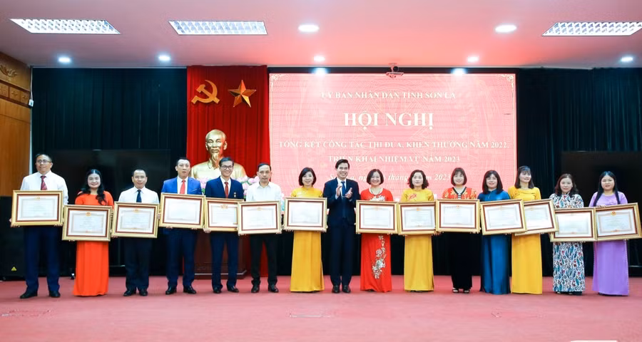 Thầy Cương (người ngoài cùng bên trái) nhận Bằng khen của Chủ tịch UBND tỉnh Sơn La.