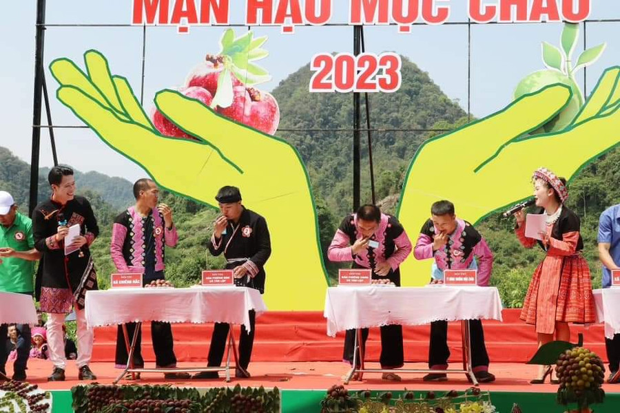 Các đội thi tham gia trò chơi "Ai ăn quả mận nhiều nhất". Các đội thi tham gia trò chơi "Ai ăn quả mận nhiều nhất".