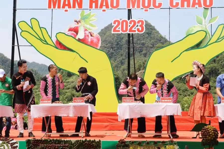 Các đội thi tham gia trò chơi "Ai ăn quả mận nhiều nhất".